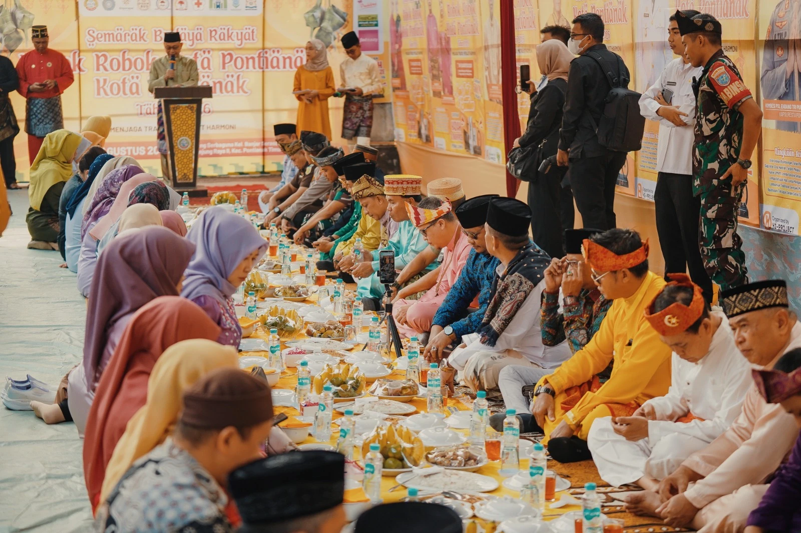 Antara Doa, Ketupat Colet, dan Hangatnya Warga Kota